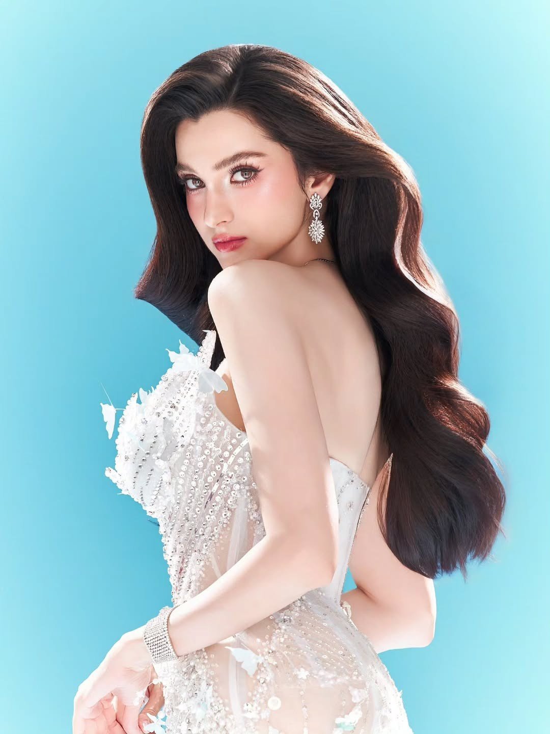 Đại diện Ấn Độ - Roosh Sindhu - là ứng viên sáng giá nhất của khu vực châu Á, được nhiều diễn đàn sắc đẹp dự đoán có khả năng đăng quang. Roosh Sindhu là người mẫu, từng đại diện bang Gujarat tại Miss Universe India 2024 nhưng không lọt vào vòng chung kết. Năm 2025, cô quay trở lại Miss Universe India và lọt vào top 6 chung cuộc, được bổ nhiệm thành Miss International India 2025. Người đẹp có nhan sắc ngọt ngào, trong trẻo, được đánh giá phù hợp tiêu chí Hoa hậu Quốc tế.