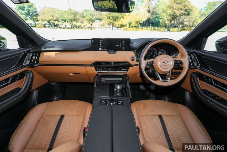 Khoang cabin CX-80 trang bị màn hình kỹ thuật số 12,3 inch và màn hình trung tâm 12,3 inch hỗ trợ Apple CarPlay không dây và Android Auto có dây.