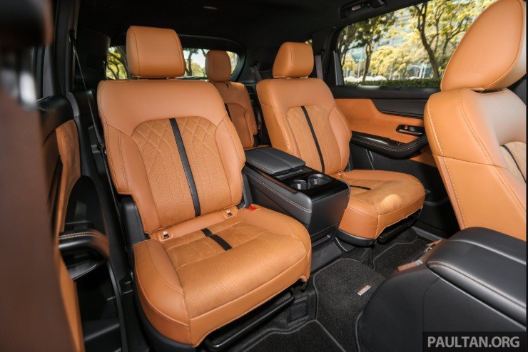 Điểm khác biệt lớn nằm ở hàng ghế thứ hai với hai ghế độc lập kiểu captain seat có sưởi, làm mát, ngả điện và bệ tỳ tay trung tâm.