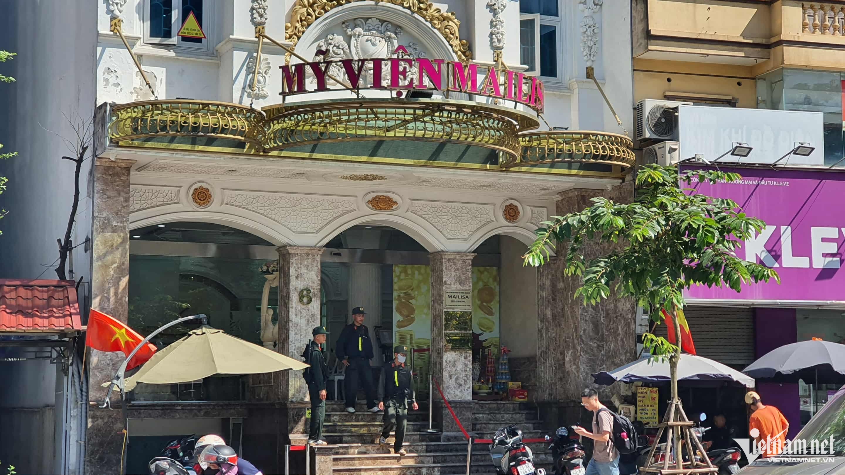 Lực lượng chức năng xuất hiện tại tòa nhà số 6 Nguyễn Khánh Toàn, phường Nghĩa Đô, Hà Nội. Ảnh: Tiến Dũng