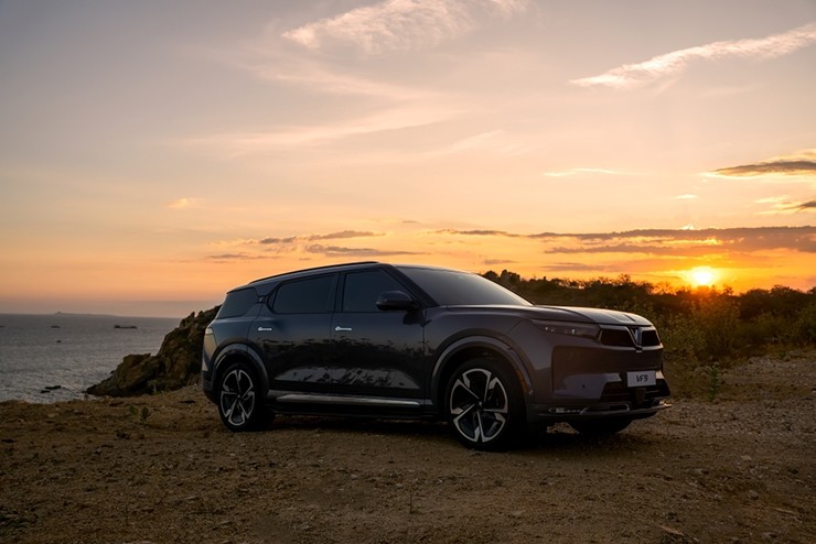 Giá xe VinFast VF 9 tháng 11/2025, SUV điện full-size từ 1,499 tỷ đồng - 2