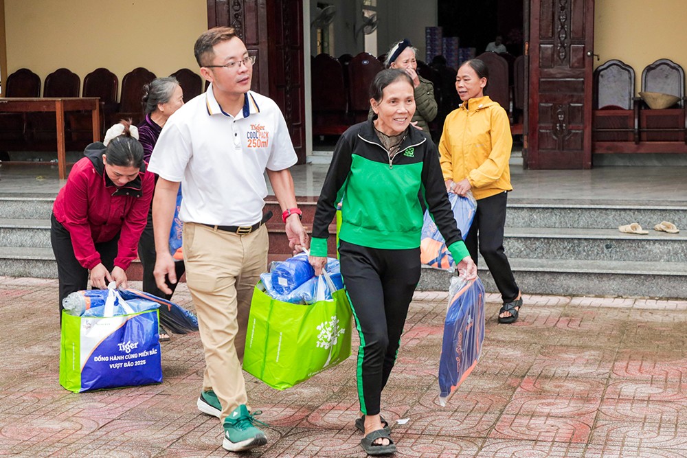 Những phần quà ý nghĩa mang theo tấm lòng sẻ chia khó khăn với người dân vùng bão.