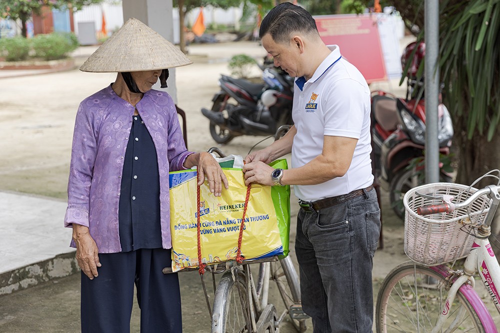 Đại diện HEINEKEN Việt Nam thăm hỏi và tận tay trao những phần quà thiết thực, hỗ trợ người dân Đà Nẵng sớm ổn định cuộc sống.