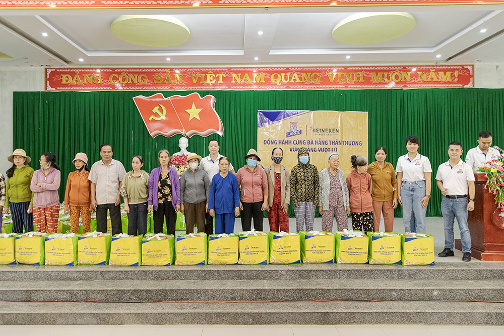 HEINEKEN Việt Nam, thông qua nhãn hàng Larue gửi tặng 2.000 phần quà nhu yếu phẩm đến các hộ gia đình chịu nhiều thiệt hại.