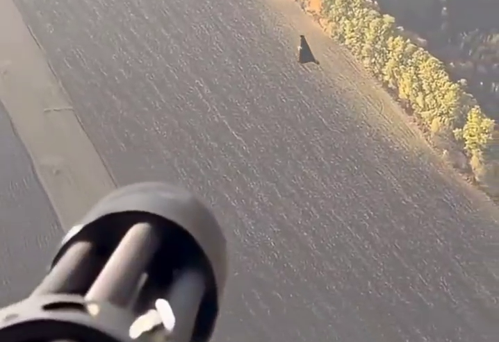 Khoảnh khắc trực thăng Ukraine gắn súng máy 6 nòng bắn rơi UAV tầm xa Nga - 1