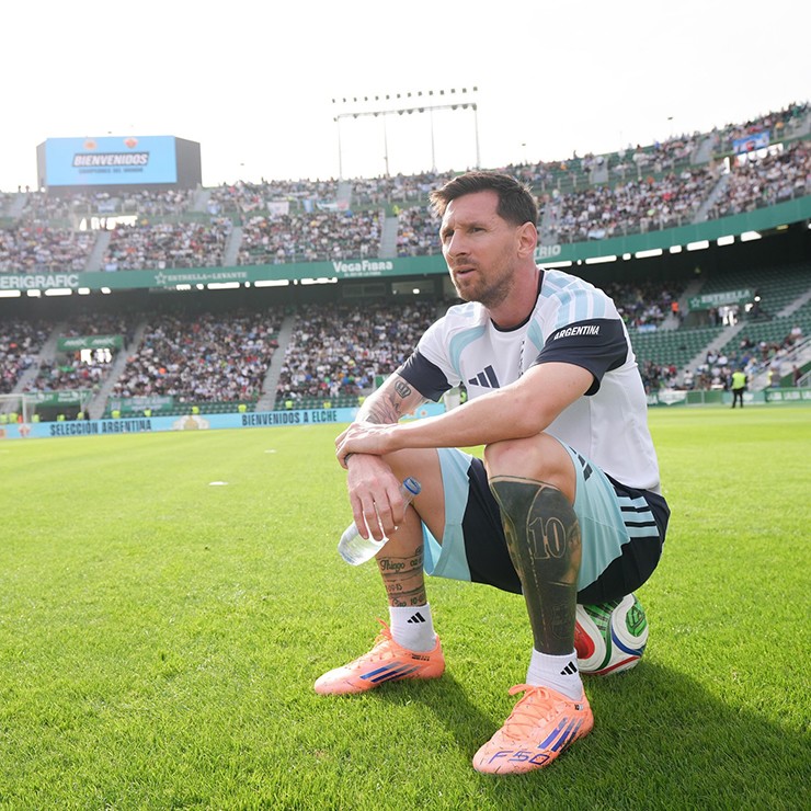 Messi tạo nên cơn sốt ở Tây Ban Nha, 20.000 fan bùng nổ chào đón huyền thoại - 4