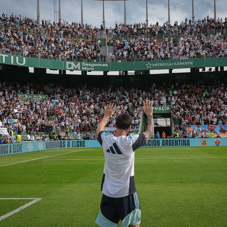 Messi được người hâm mộ chào đón bằng những tràng pháo tay vang dội