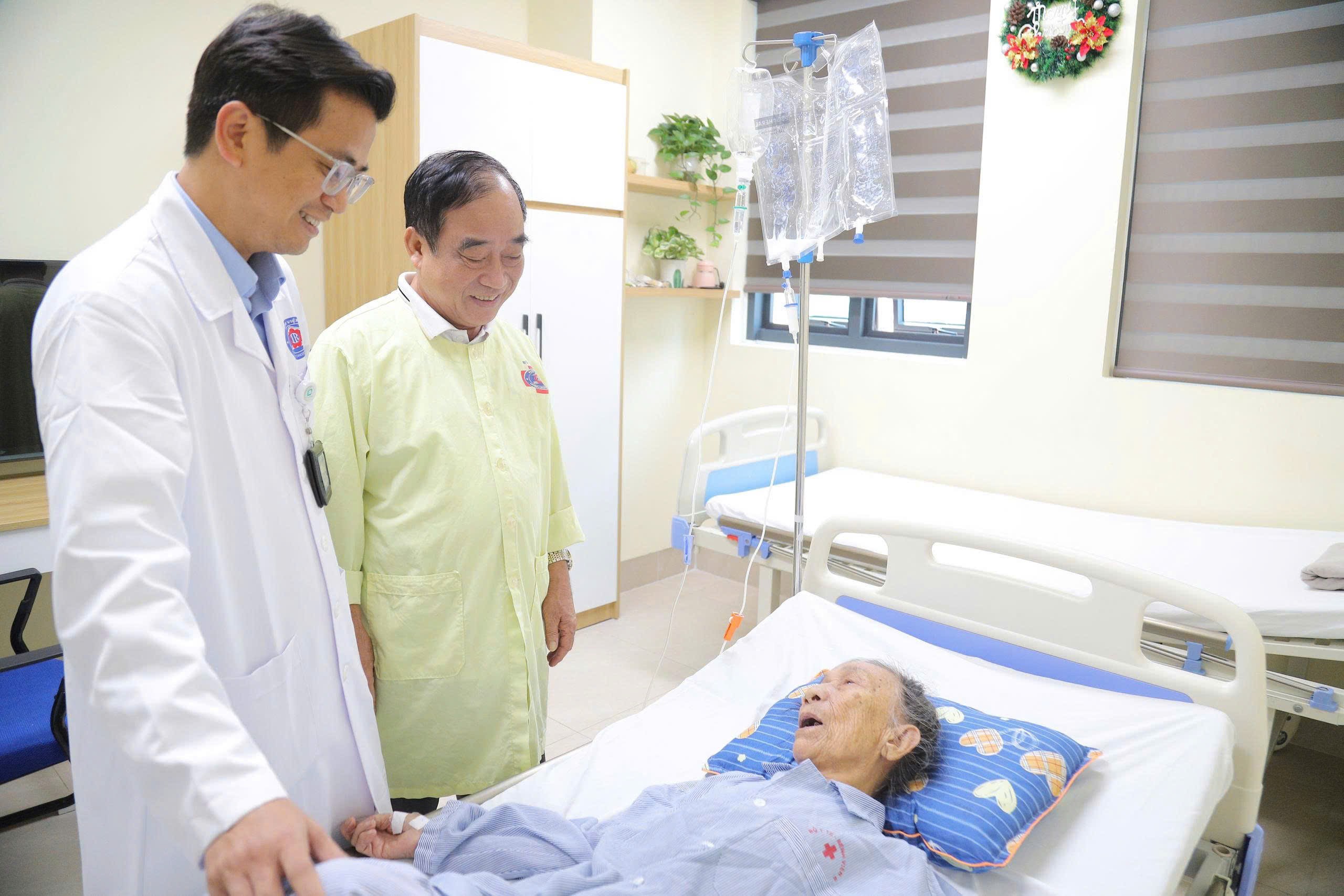 BS thăm khám cho bệnh nhân. 