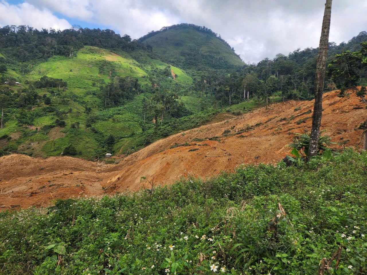 Hiện trường vụ sạt lở. Ảnh: N.X