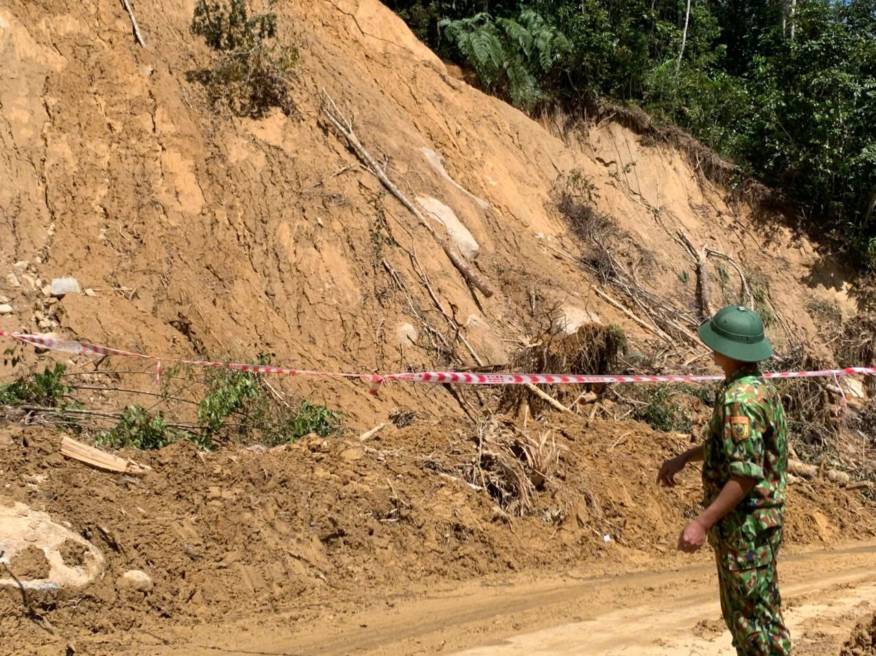 Lực lượng chức năng phong tỏa hiện trường. Ảnh: N.X