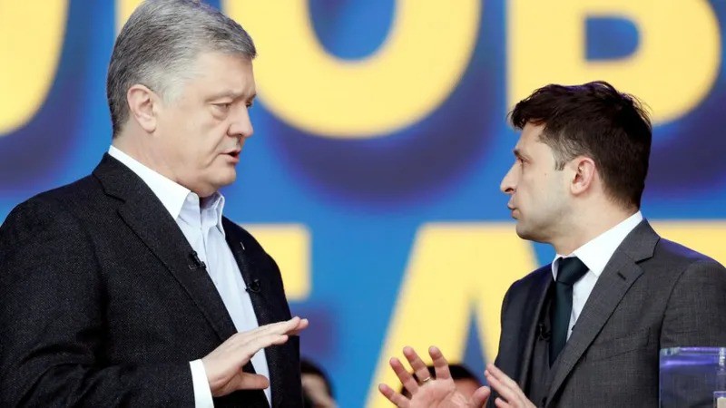 Ông Poroshenko (trái) và ông Zelensky trong cuộc bầu cử năm 2019. Ảnh: Reuters