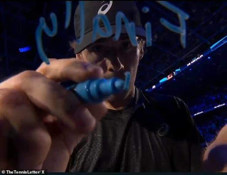 De Minaur ký vào ống kính máy quay sau trận đấu với dòng chữ: "Cuối cùng cũng thắng"