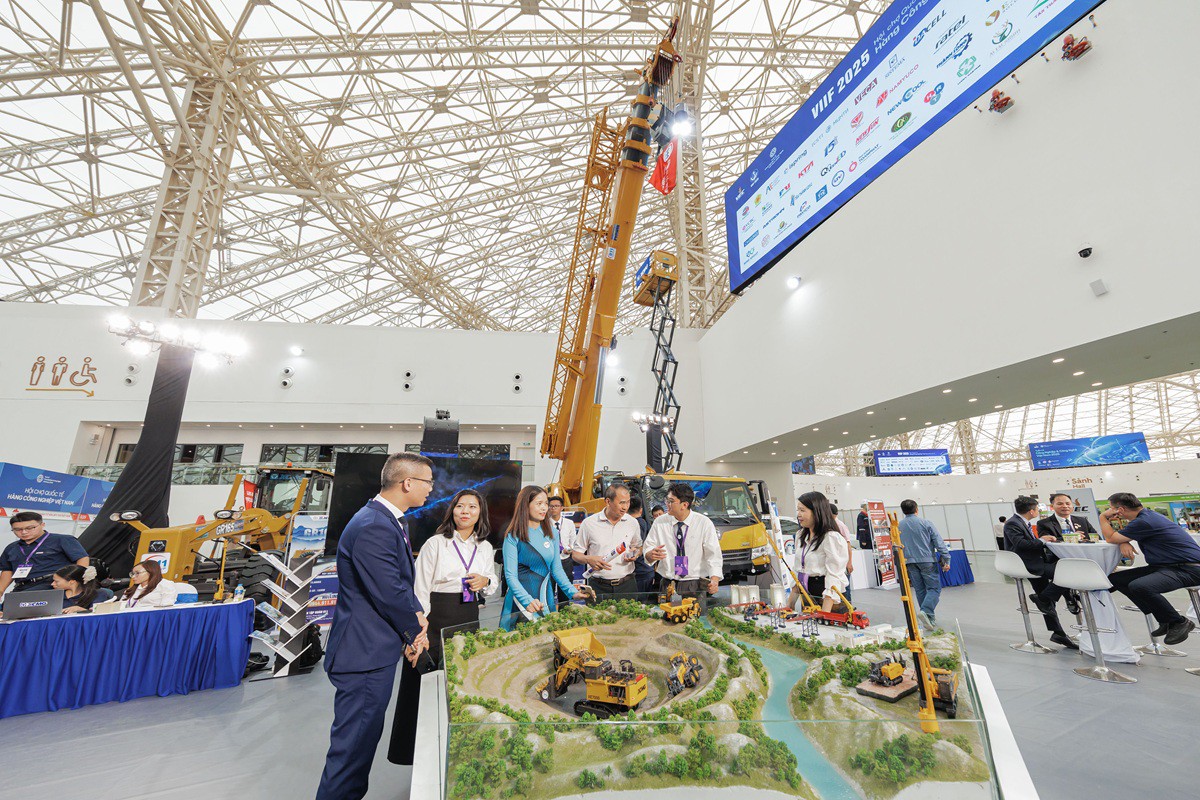 Không gian trưng bày với chiếc cẩu khổng lồ và sa bàn của Công ty 911