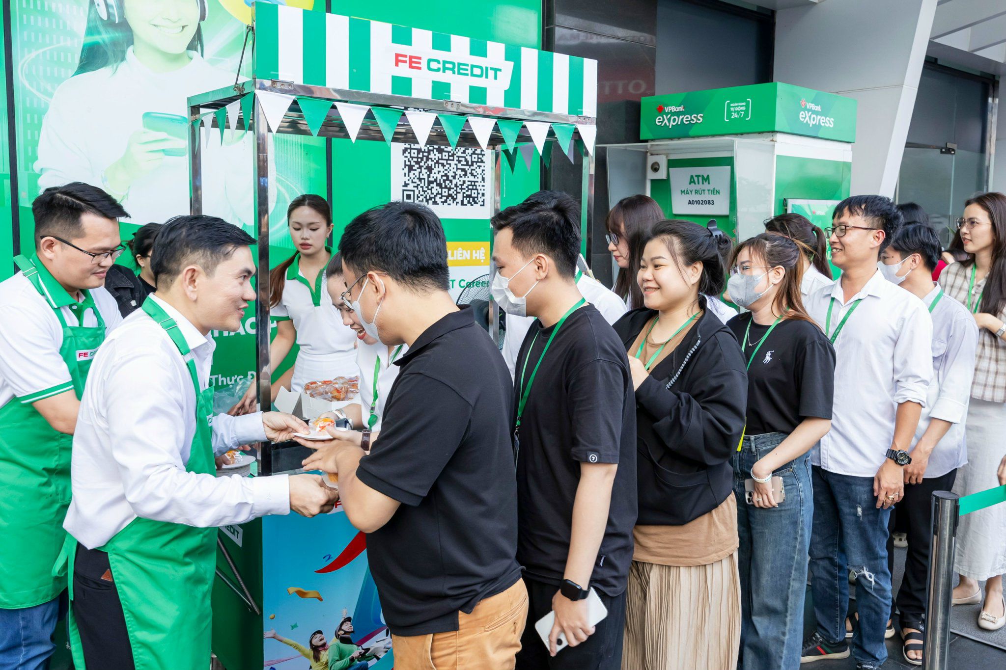 Khoảnh khắc các anh chị quản lý tại FE CREDIT phục vụ cà phê khiến nhiều nhân viên bất ngờ, thú vị. Ảnh: FE CREDIT.