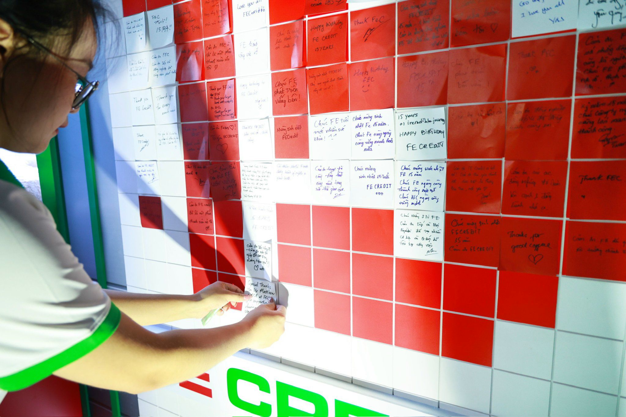 Nhân viên chia sẻ những kỷ niệm khi làm việc tại FE CREDIT. Ảnh FE CREDIT.