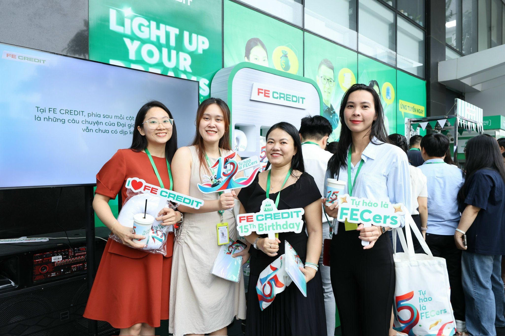 Mười lăm năm qua, FE CREDIT chứng kiến sự trưởng thành của hàng ngàn nhân viên. Ảnh: FE CREDIT.