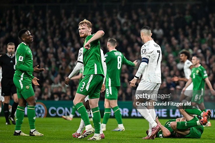 Cầu thủ của CH Ireland ra dấu Ronaldo đã thúc cùi chỏ vào lưng&nbsp;O'Shea