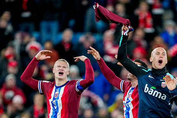 Haaland ăn mừng sau đại thắng của Na Uy