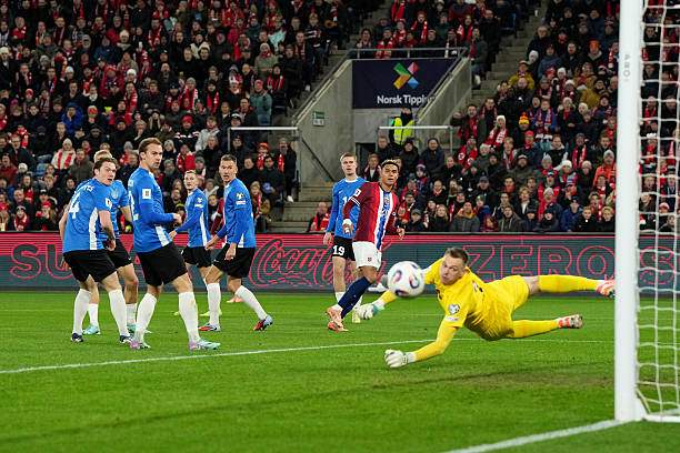 Nusa cứa lòng chệch cột dọc, cơ hội nguy hiểm nhất trong hiệp 1 của Na Uy