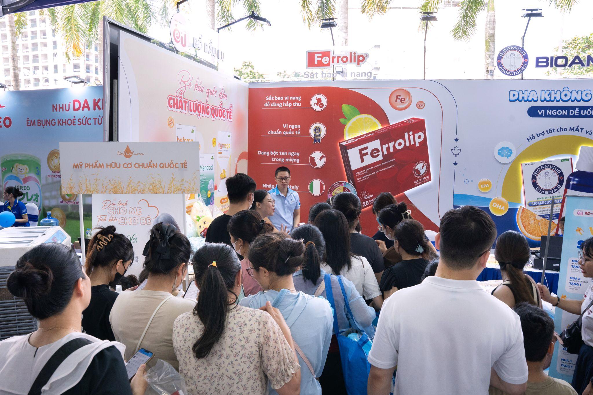 Hoạt động tương tác tại gian hàng Bổ bầu EU thu hút đông đảo các mẹ tham gia