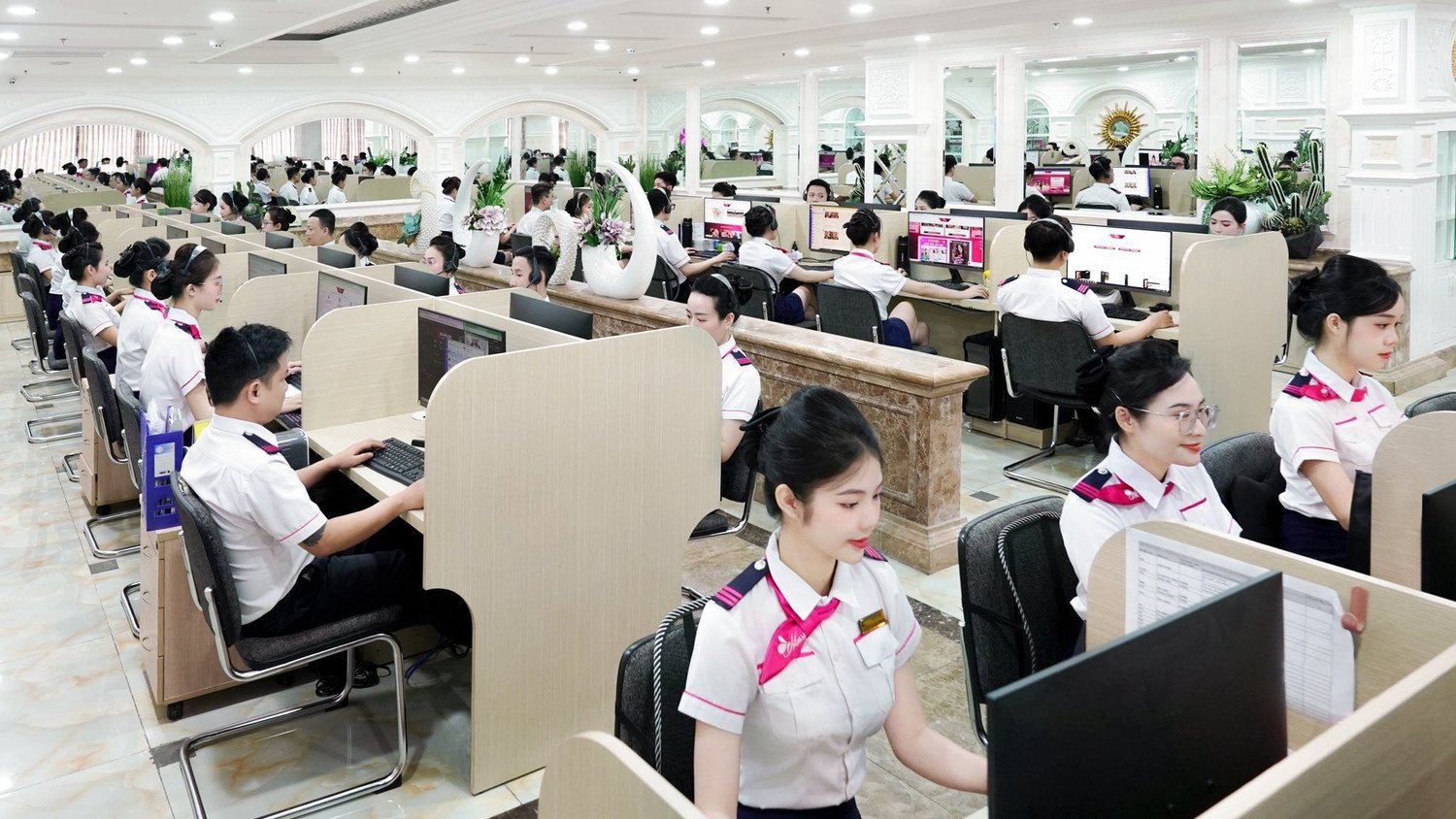 Chuỗi hệ thống đắt khách, quy tụ đông đảo nhân viên phục vụ.