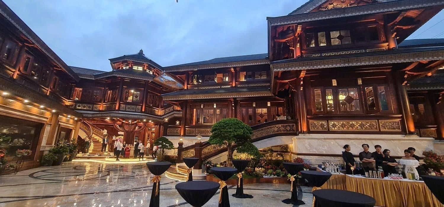 Biệt phủ xa hoa và dàn xe trăm tỷ.