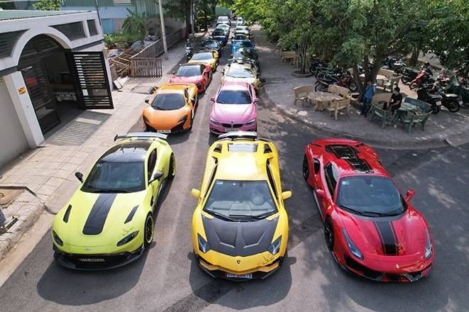 Biệt phủ xa hoa và dàn xe trăm tỷ.