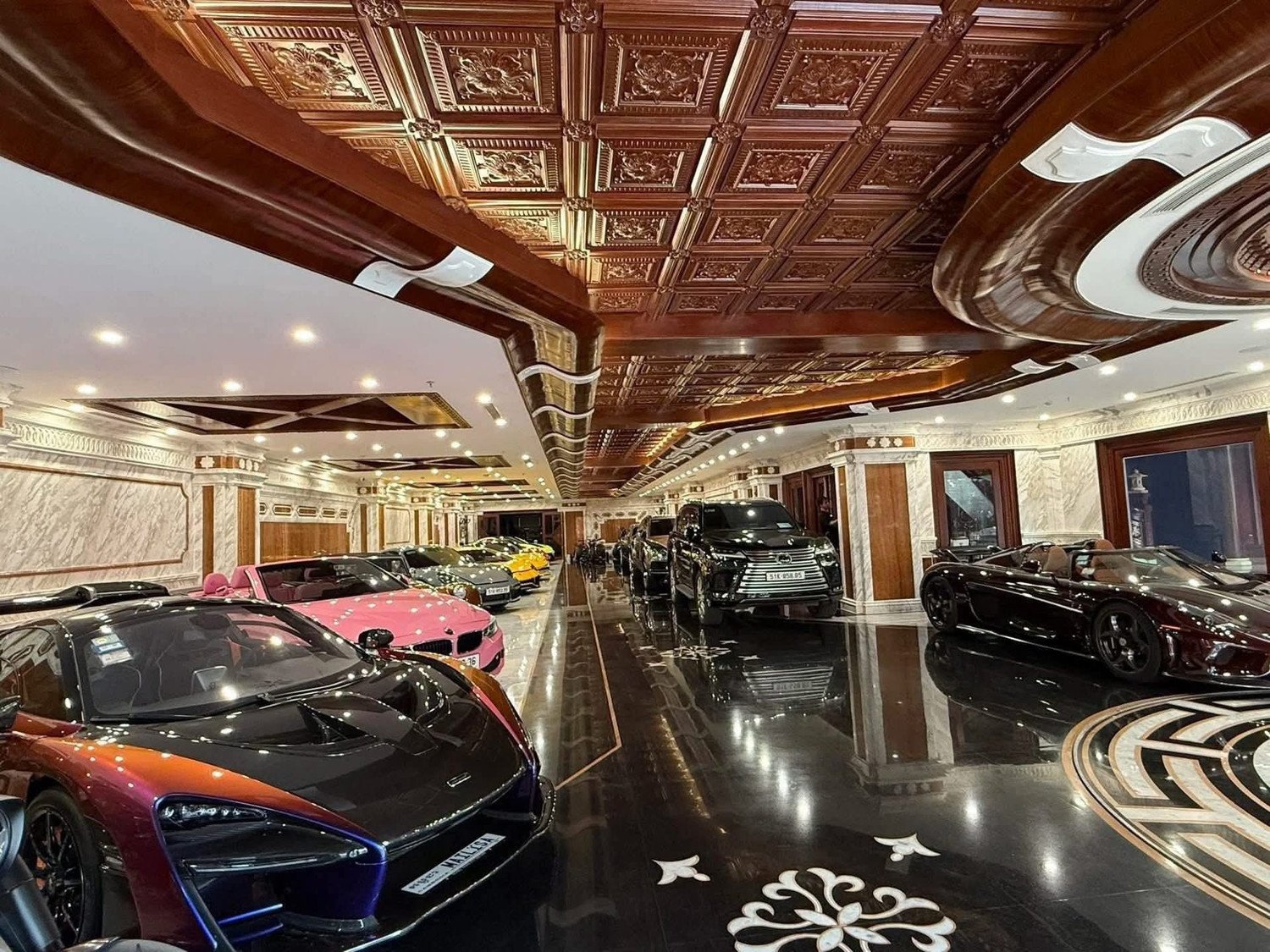 Biệt phủ xa hoa và dàn xe trăm tỷ.