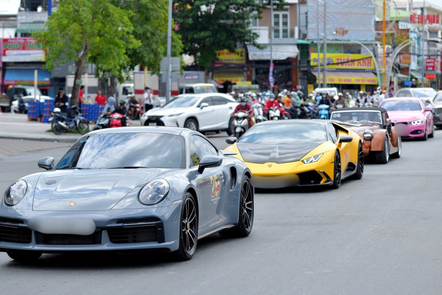 Dàn xe siêu "khủng" được cho là của vợ chồng bà Mai.