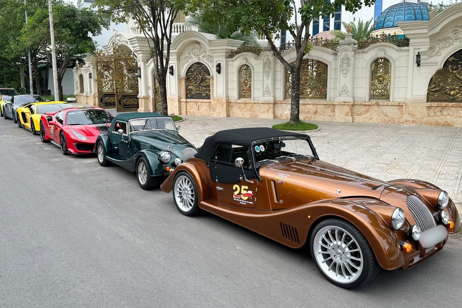 Dàn xe siêu "khủng" được cho là của vợ chồng bà Mai.