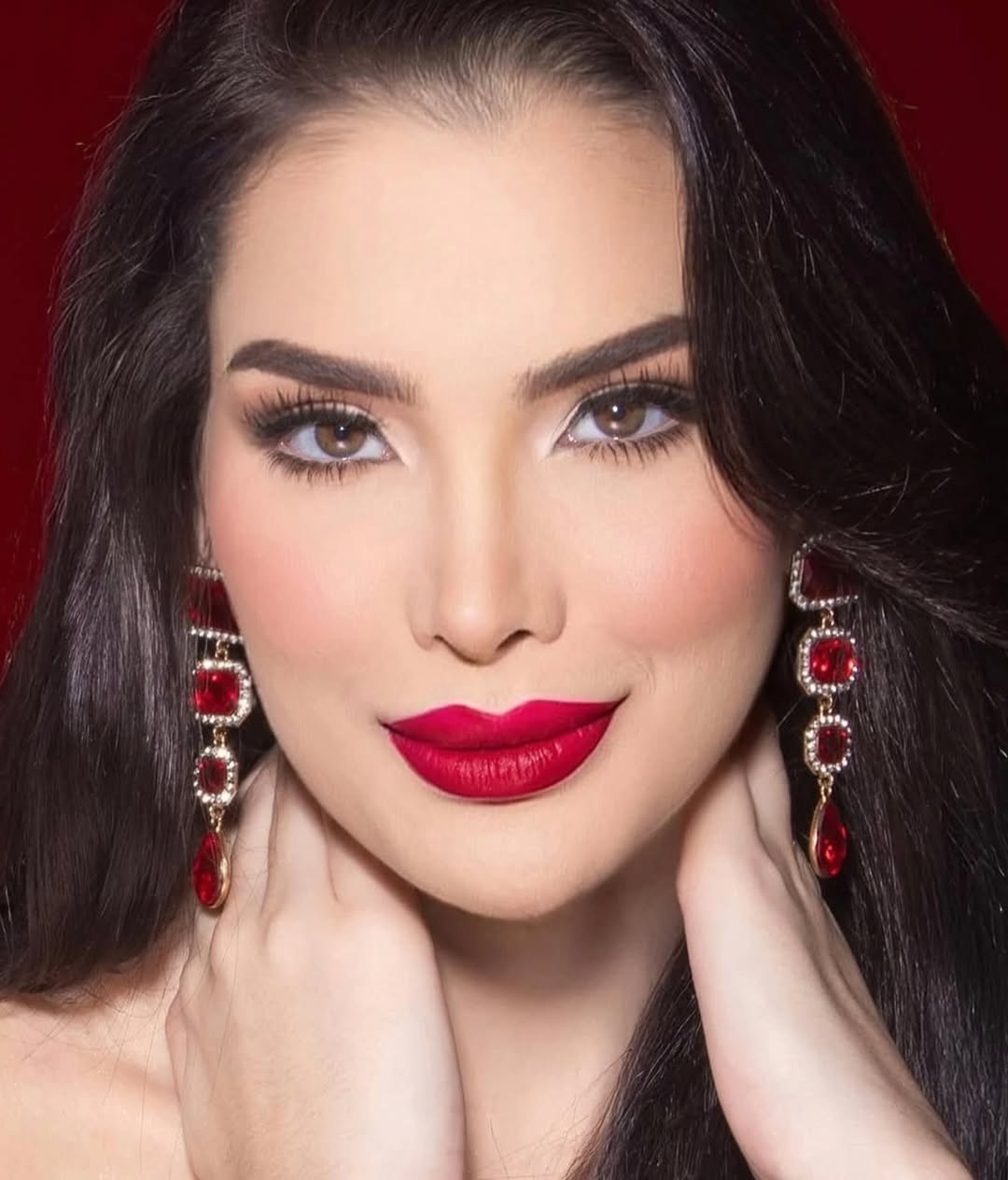 Tân Hoa hậu Venezuela năm nay 24 tuổi, là sinh viên ngành Y. Cô có nhan sắc kiều diễm, lộng lẫy.