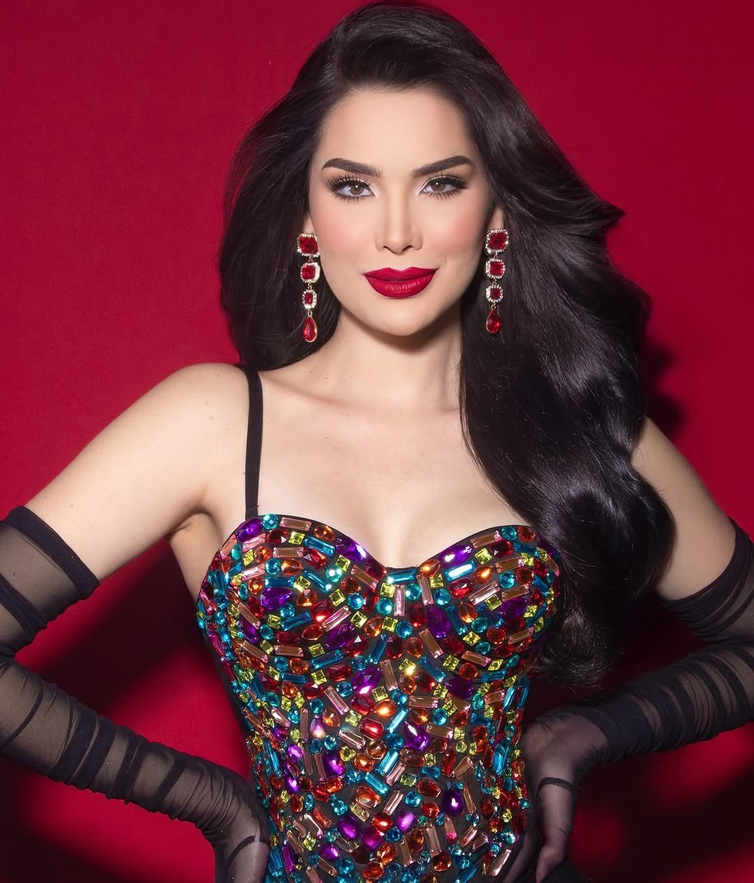 Tân Hoa hậu Venezuela năm nay 24 tuổi, là sinh viên ngành Y. Cô có nhan sắc kiều diễm, lộng lẫy.