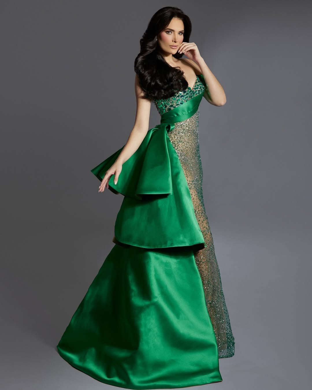 Mística Núñez có vóc dáng đầy đặn, quyến rũ. Cô cũng chinh phục giám khảo bởi lối ứng xử thông minh. Khi được hỏi về thách thức lớn nhất của trí tuệ nhân tạo (AI), Núñez trả lời rằng yếu tố mà AI không thể thay thế được con người chính là sự dẫn dắt của trái tim.