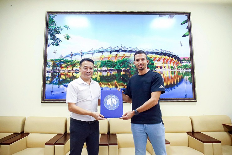 Ông Vũ Hồng Việt lên làm Tổng giám đốc công ty và Giám đốc điều hành CLB Thép Xanh Nam Định.