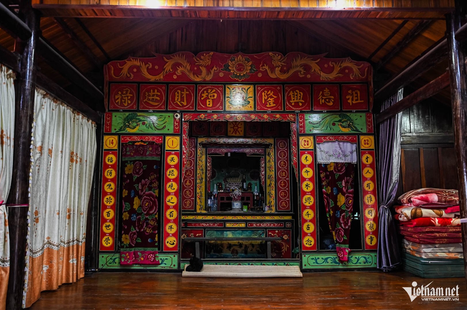 Ngôi nhà vẫn gìn giữ nét kiến trúc truyền thống đặc trưng. Ảnh: Huy Nguyễn