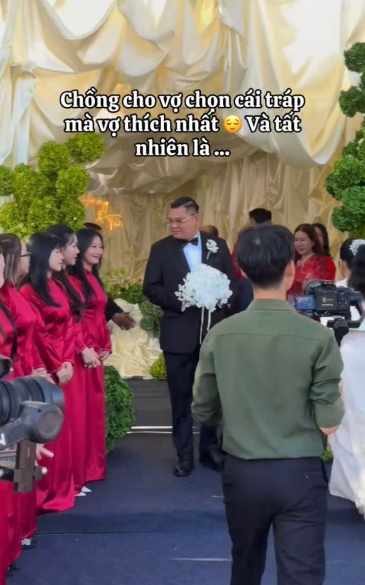 Mạng xã hội mới đây viral một video ghi lại cận cảnh tráp cưới đặc biệt của một cặp đôi. Đoạn video thu hút hàng trăm nghìn lượt xem cùng vô vàn bình luận khác nhau.