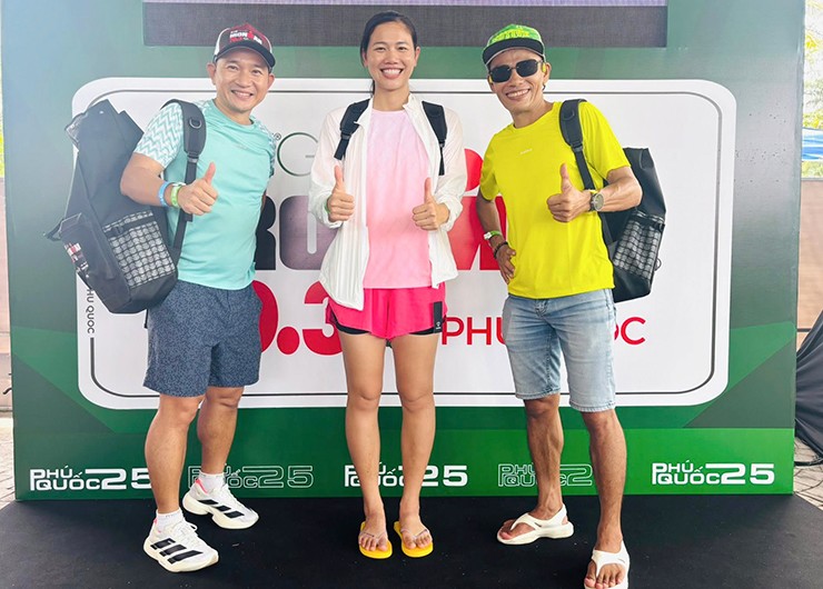 Ánh Viên tham dự cuộc thi Ironman tại Phú Quốc, chung đội với Nguyễn Văn Long (bìa phải) và Quang Nguyễn