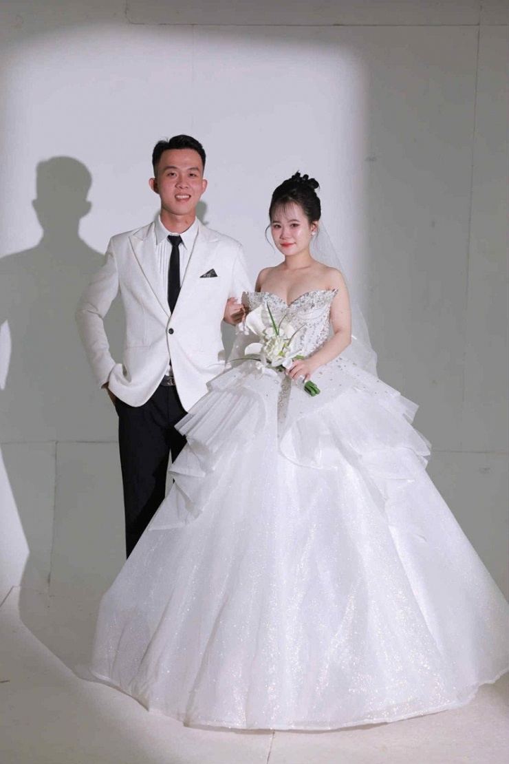 Kim Xuyến đứng trên một chiếc ghế cao để có tấm ảnh cưới tương xứng