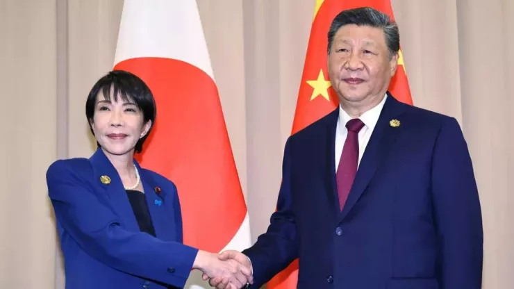 Thủ tướng Nhật Sanae Takaichi và Chủ tịch Trung Quốc Tập Cận Bình gặp nhau tại TP Gyeongju (Hàn Quốc) vào ngày 31-10. Ảnh: KYODO NEWS