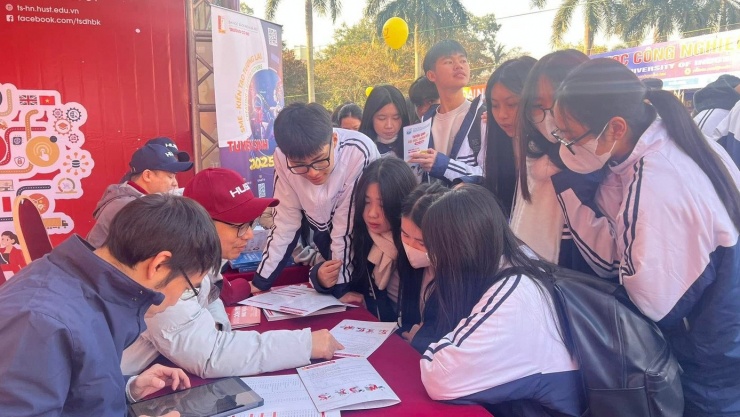 Thí sinh tìm hiểu thông tin tuyển sinh năm 2025. Ảnh: NHƯ Ý