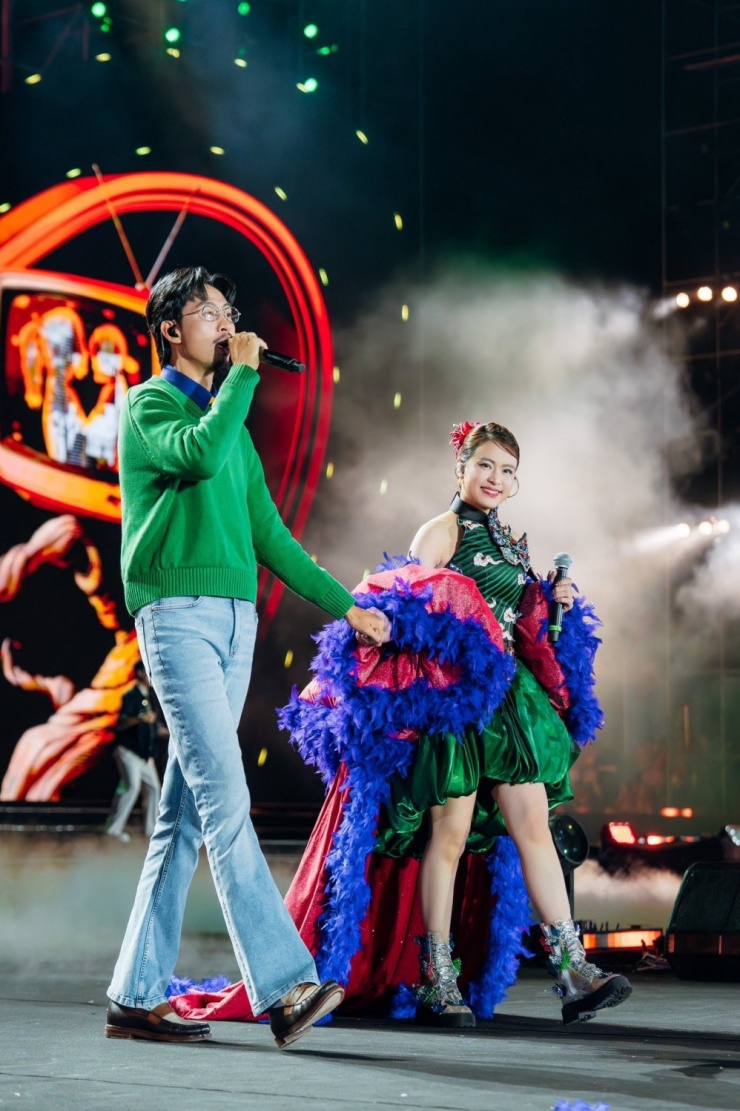 Hôm 12/11, đôi ca sĩ dự concert do tỉnh Quảng Ninh tổ chức, biểu diễn trước 30.000 khán giả. Họ cùng diện trang phục màu xanh lá, thể hiện ca khúc Vị nhà - bản hit gần 20 triệu lượt nghe. Hai năm qua, Hoàng Thùy Linh, Đen Vâu được cho là yêu nhau. Đen Vâu cho biết chưa muốn tiết lộ chuyện tình cảm vì tập trung vào âm nhạc. Anh từng nói sẵn sàng công bố chuyện vui cho khán giả khi đã suy nghĩ thấu đáo.