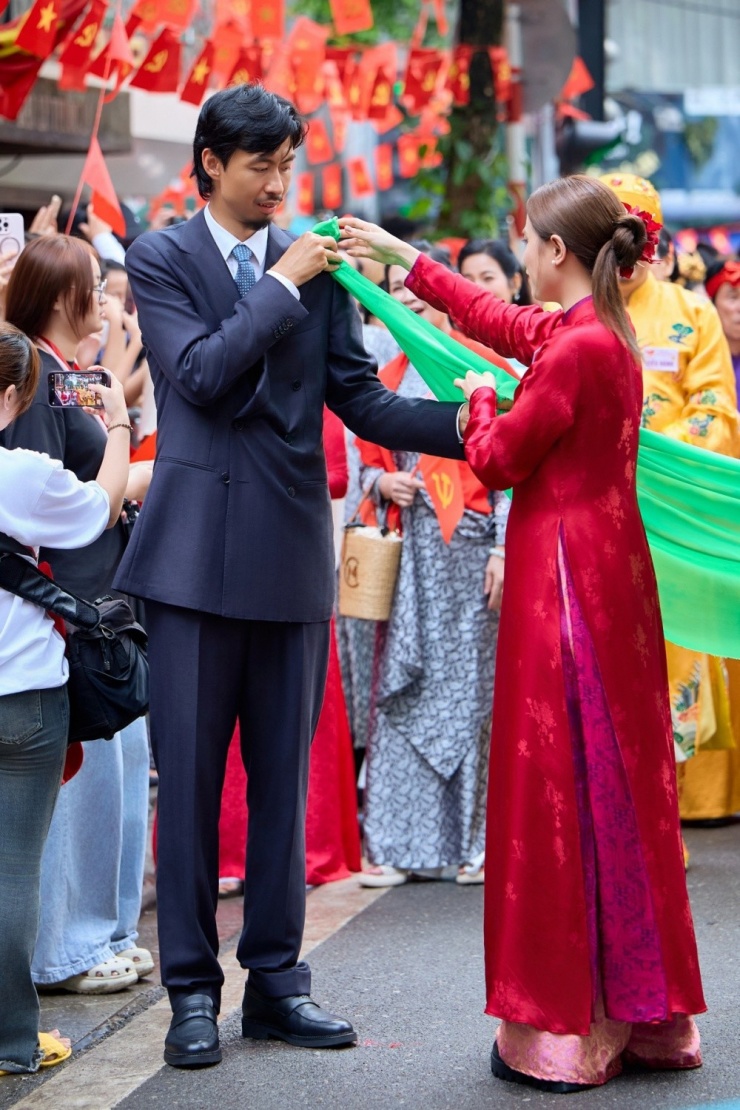 Đen Vâu diện bộ suit, cùng Hoàng Thùy Linh dự buổi lễ tổng duyệt diễu binh diễu hành mừng 80 năm Quốc khánh tại Hà Nội, cuối tháng 8.