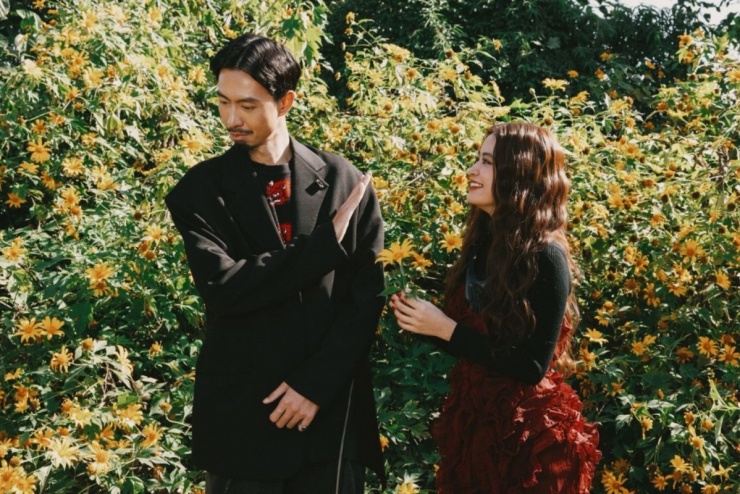 Đôi ca sĩ trong hậu trường MV Miền đất hứa - ra mắt cuối năm 2023. Họ cùng hát về lời tự sự khi tìm được cảm giác bình yên trong tình yêu: "Em muốn được lo nỗi lo của anh/ Bên trong khu vườn của hai chúng ta".