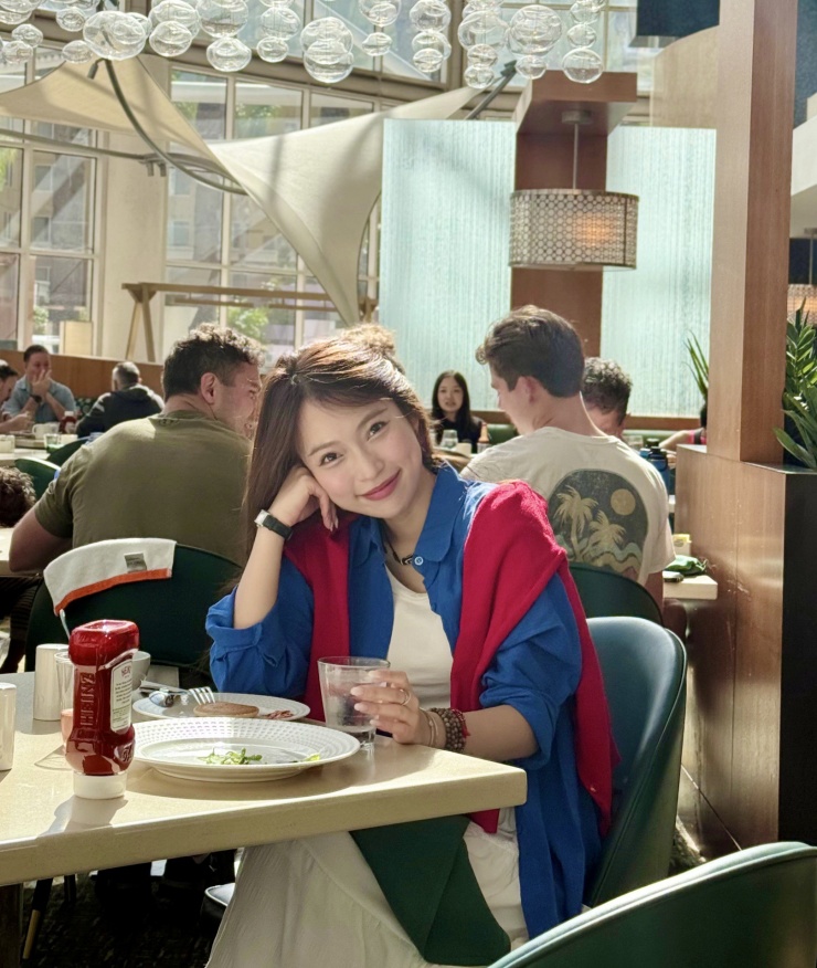 Tuy nhiên, đời thường Khánh Vy lại trung thành với những outfit trẻ trung năng động.