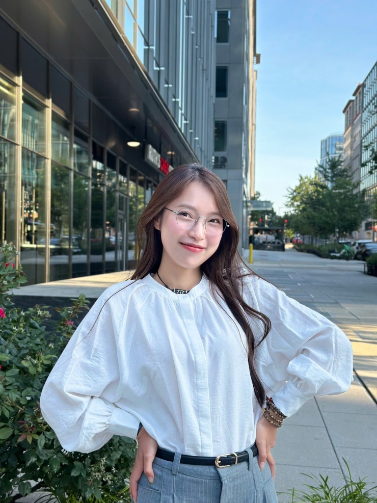 Không chỉ thế, MC Khánh Vy đã thành công xây dựng một phong cách "girl phố" đầy ấn tượng, cân bằng giữa nét trẻ trung, thoải mái, cá tính và sự gợi cảm khéo léo.