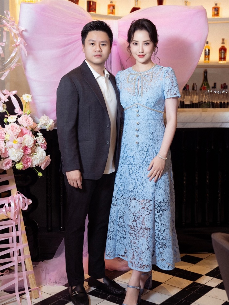 Hôm 12/11, Primmy Trương đăng ảnh đón tuổi mới bên chồng. Cô được ông xã Phan Thành tổ chức sinh nhật hoành tráng cùng những người bạn thân thiết. 'Phu nhân hào môn' chọn bộ cánh thanh lịch trong buổi tiệc.