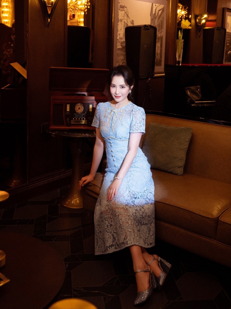 Nhiều bạn bè khen Primmy Trương ngày càng nhuận sắc sau sinh con. Không ít bình luận cho rằng cô có gu chọn đồ. 'Thích phong cách của bạn này, trông nhẹ nhàng mà sang'; 'Lần nào ngắm ảnh của Primmy cũng thích cách bạn phối đồ'; 'Xin thông tin trang phục giống Primmy, đẹp quá'..., một số khán giả bình luận.