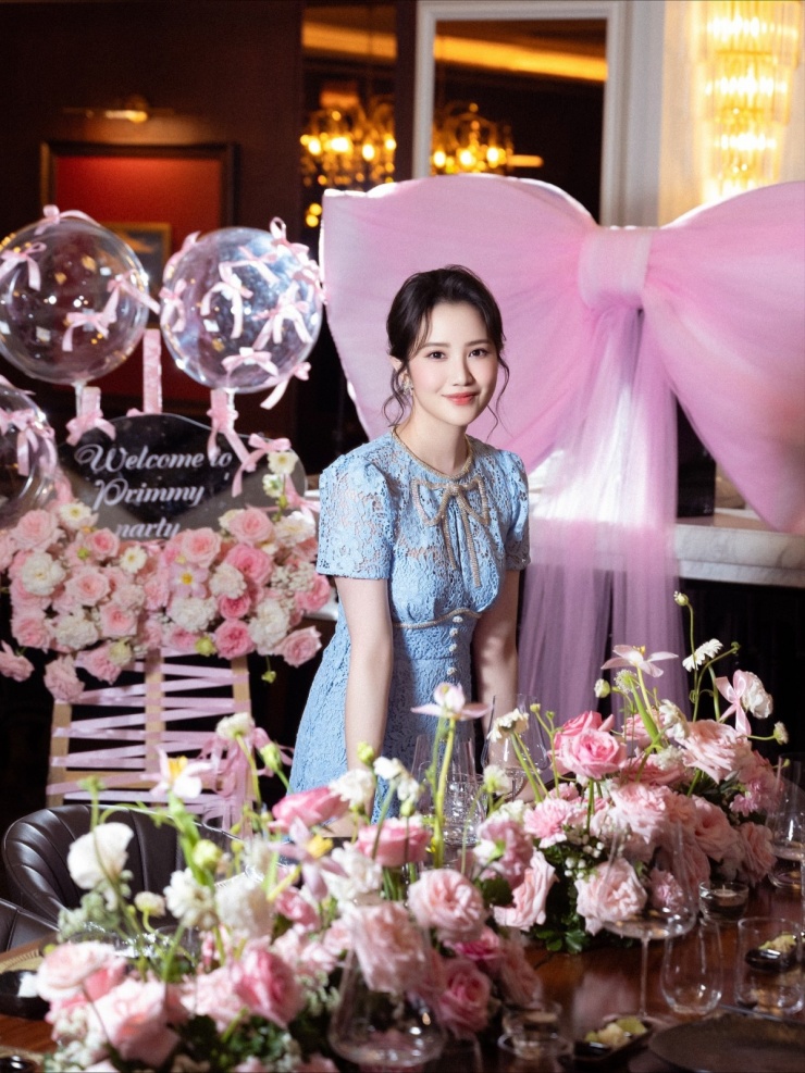 Sau sinh hai con, Primmy Trương tận hưởng cuộc sống sung túc, viên mãn bên ông xã Phan Thành. Cô thường xuyên dự sự kiện với những trang phục hàng hiệu sang trọng, thanh lịch.