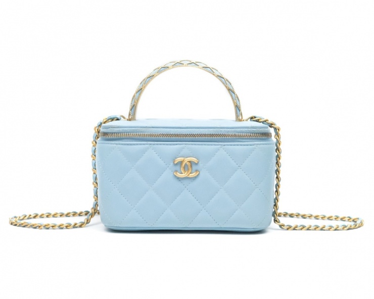 Bộ đầm được bà xã Phan Thành kết hợp cùng túi xách Chanel Vanity cùng tông màu xanh pastel, giá khoảng 150 triệu đồng.