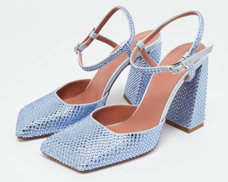 Để hoàn thiện outfit, bà mẹ hai con diện thiết kế cao gót đính pha lê tinh xảo của Amina Muaddi, giá xấp xỉ 45 triệu đồng.